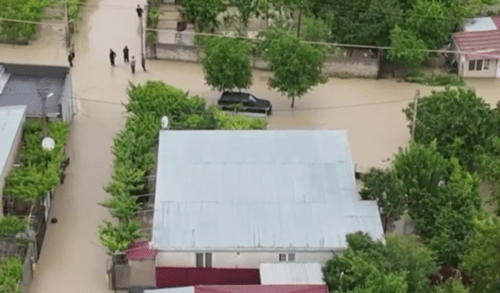Затопленные улицы поселка Церовани. Стоп-кадр видео Tbilisi Life от 26.05.24, https://t.me/Tbilisi_life/27015