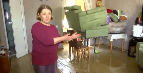 Жительница Церовани показывает ущерб от наводнения. Стоп--кадр видео "Формула" от 27.05.24, https://formulanews.ge/all_videos/წყალდიდობა-წეროვანში/112048